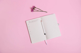生活开放议程日记笔记本列表白色表纸行复制空间铅笔中间议程草地花粉红色的背景复制空间