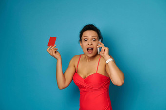 惊讶女人红色的泳衣会谈移动电话提出了开放口空白塑料红色的卡手