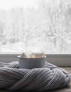 咖啡棉花糖舒适的灰色毛衣古董窗台上雪景观软焦点放松冬天一天首页传统的冬天热喝极简主义风格