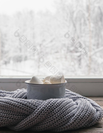 咖啡棉花糖舒适的灰色毛衣古董窗台上雪景观软焦点放松冬天一天首页传统的冬天热喝极简主义风格