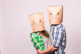 <strong>爱家</strong>庭的关系问题概念不开心夫妇覆盖伤心脸纸袋白色背景