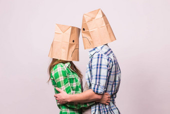 爱家庭的关系问题概念不开心夫妇覆盖伤心脸纸袋白色背景