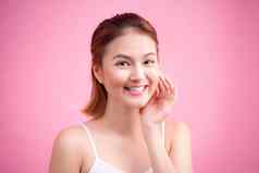 肖像美丽的微笑年轻的女人自然化妆护肤品医疗保健健康的牙齿工作室拍摄孤立的粉红色的背景