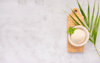 椰子冰奶油口味一半椰子设置白色石头背景夏天甜蜜的菜单概念