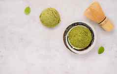 火柴绿色茶冰奶油绿色茶粉薄荷叶子设置白色石头背景夏天甜蜜的菜单概念