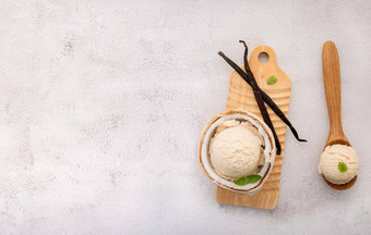 椰子冰奶油口味一半椰子设置白色石头背景夏天甜蜜的菜单概念