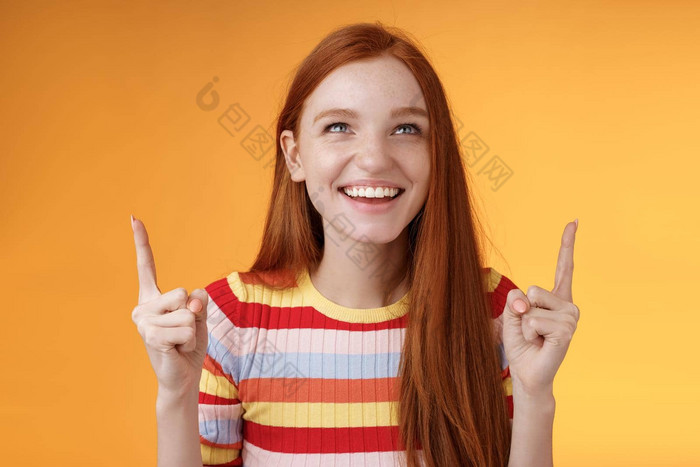 快乐快乐的红色头发的人女孩有趣的娱乐公园