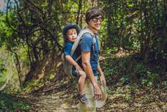 父亲携带儿子婴儿携带徒步旅行森林旅游携带孩子回来自然越南