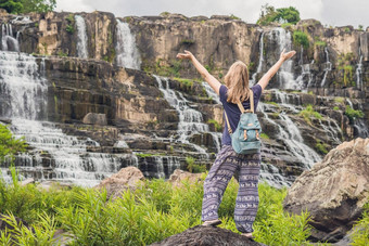 年轻的女人徒步旅行者旅游背景令人惊异的蓬古尔瀑布著名的美丽的秋天越南大叻城市估计大叻越南