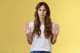 严肃的表情自信女人抑制男人。需求保持给<strong>拒绝</strong>强烈的禁止<strong>拒绝</strong>可疑的不愉快的提供站黄色的背景