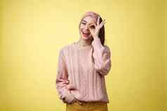 快乐的女孩有吸引力的时尚的shoolgirl针织毛衣放松感觉乐观的分享幸福快乐显示标志眼睛微笑乐观娱乐黄色的墙