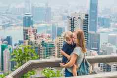妈妈儿子旅行者峰维多利亚背景在香港香港旅行孩子们概念
