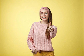 手势情绪lifestlyle概念自信的积极的欧洲女人穿休闲毛衣黄色的背景显示拇指手势批准接受喜欢概念