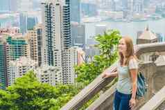 年轻的女人旅行者峰维多利亚背景在香港香港