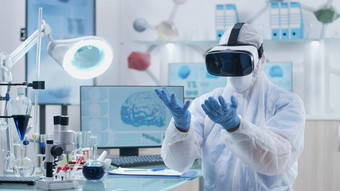 科学家化学家医生穿虚拟现实耳机分析大脑波