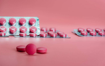 粉红色的平板电脑药片泡包药片粉红色的背景处方药物维生素矿物质补充概念制药行业健康护理医学药店产品