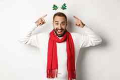 圣诞节假期兴奋男人。庆祝冬天假期穿一年聚会，派对附件红色的围巾站白色背景
