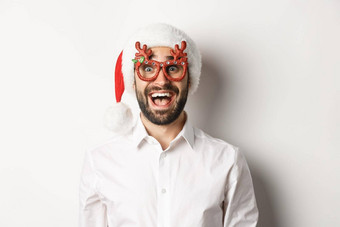 特写镜头兴奋有胡子的男人。圣诞节眼镜圣诞老人他惊讶促销提供冬天假期广告概念白色背景