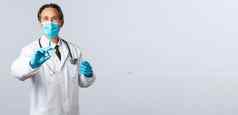 科维德防止病毒医疗保健工人疫苗接种概念中年医生医疗面具手套持有注射器冠状病毒疫苗艾滋病毒准备准备拍摄病人
