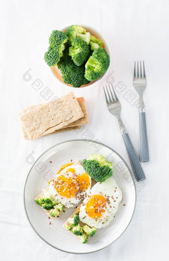 意式烤面包片炒鸡蛋西兰花粮食薄脆饼干芝麻种子亚麻籽板表格前视图垂直视图