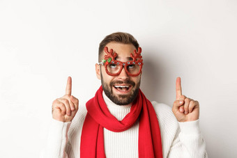 圣诞节一年庆祝活动概念特写镜头兴奋有胡子的的家伙聚会，派对眼镜指出商店促销白色背景