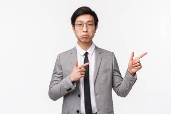 半身照肖像深刻的印象英俊的亚洲年轻的商人办公室经理灰色西装领带指出手指点头批准协议的想法白色背景