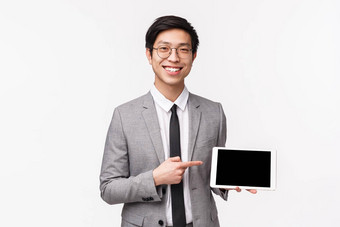 半身照肖像愉快的自信亚洲办公室经理穿眼镜西装持有数字平板电脑指出屏幕介绍项目显示演讲团队微笑