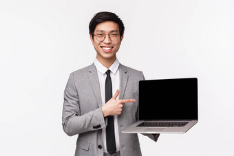 半身照肖像专业聪明的英俊的商人亚洲的家伙西装持有电脑指出移动PC屏幕微笑介绍程序公司项目白色背景