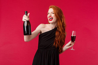 无忧无虑的兴奋美丽的红色头发的人女人庆祝晚上女朋友聚会生日假期持有瓶香槟干杯喝玻璃满意