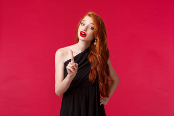 时尚奢侈品美概念肖像专横的好看的年轻的红色头发的人女人黑色的衣服给警告摇晃手指谨慎责骂给停止标志傲慢