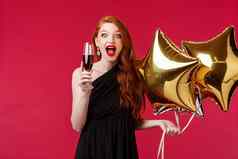 肖像兴奋华丽的想知道惊讶红色头发的人女人庆祝生日聚会，派对朋友提高玻璃香槟酒喘气快乐持有气球