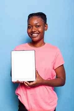 肖像微笑非洲美国女人持有平板电脑电脑白色显示