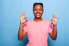肖像积极的快乐的非洲美国年轻的女人微笑相机