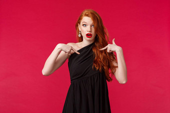 时尚奢侈品美概念肖像有关担心年轻的红色头发的人女人化妆穿黑色的衣服指出震惊了紧张选指责