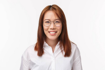 特写镜头肖像成功的微笑年轻的亚洲女人眼镜相机显示快乐情绪友好的的态度脸有礼貌的客户支持办公室夫人白色背景