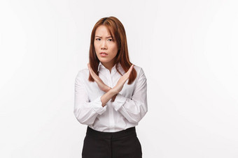 严肃的表情愤怒的自信亚洲女企业家显示交叉手势胸部皱着眉头反对禁止行动禁止不同意