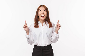 肖像梦幻日本年轻的办公室夫人白色衬衫指出逗乐微笑想知道检查超级很酷的卡哇伊事情站白色背景