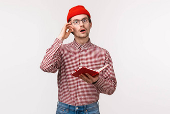 半身照肖像极客有创意的的家伙红色的无檐小便帽眼镜惊人的伟大的的想法触摸寺庙启发采取笔记笔记本创建方程站白色背景