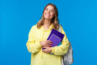 有魅力的快乐的欧洲女携带背包笔记本电脑<strong>讲座</strong>微笑快乐享受学生生活方式研究大学站蓝色的<strong>背景</strong>