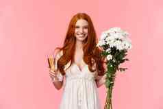 有吸引力的兴奋浪漫的红色头发的人女朋友收到礼物持有白色花束花玻璃香槟喝庆祝场合完美的情人节日期粉红色的背景
