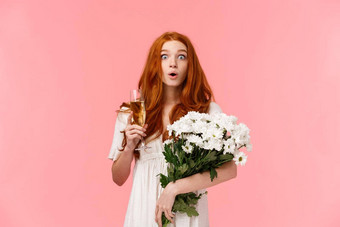 惊讶惊讶好奇的红色头发的人女孩盯着说不出话来惊讶朋友祝贺带令人惊异的太棒了礼物持有花束花玻璃香槟