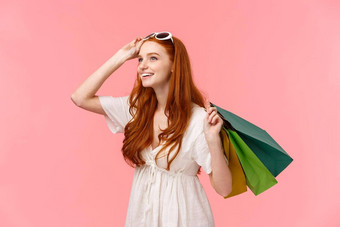 逗乐好奇的年轻的红色头发的人女孩购物稳定的有趣的货物商店<strong>感兴趣感兴趣</strong>微笑商店购物中心持有袋袋起飞眼镜