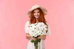 祝贺你诱人的可爱的年轻的有魅力的红色头发的人女孩给花束白色花微笑恭喜生日表达爱护理站粉红色的背景