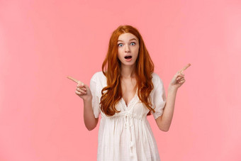 着迷质疑可爱的红色头发的人女人问题有趣的广告好奇的很酷的广告片指出手指左盯着深刻的印象相机