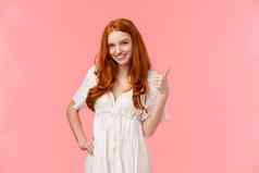 满意度广告生活方式概念快乐的快乐很高兴红色头发的人女白色时尚的衣服显示翘拇指手势批准选择满意好决定