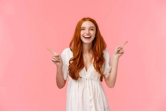 半身照肖像快乐兴奋红色头发的人女白色衣服笑幸福的很高兴产品介绍变体指出横盘整理左站粉红色的背景