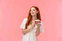 幸福庆祝活动生活方式概念有魅力的红色头发的人女人笑享受事件谈话持有和平蛋糕聚会，派对站粉红色的背景
