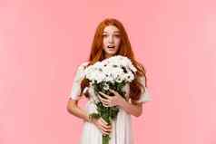 生日庆祝活动情人节一天概念惊讶浪漫的诱人的红色头发的人可爱的女朋友收到礼物美丽的白色花拥抱花束感动了