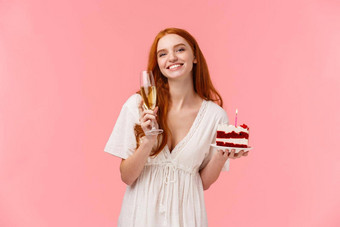 可爱的生日女孩庆祝聚会，派对朋友听力感人的烤面包微笑盯着相机可爱的持有玻璃香槟生日蛋糕粉红色的背景