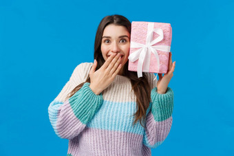 快乐快乐的可爱的女孩猜测什么内部盒子收到了现在微笑惊讶快乐的的男朋友买了想要圣诞节假期收到太棒了礼物